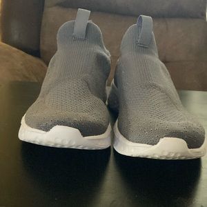 Womens Avia size 7 grey/white slip on used great condition